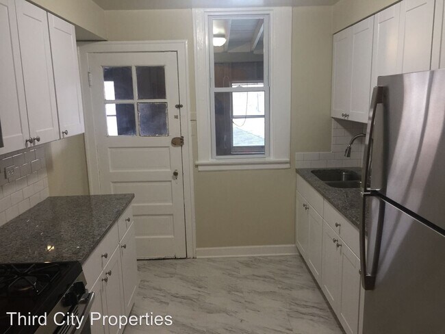 Building Photo - 2636 N Leclaire Ave