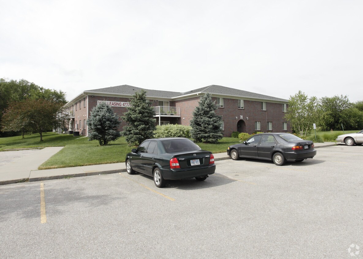 Primary Photo - 711 Benton St