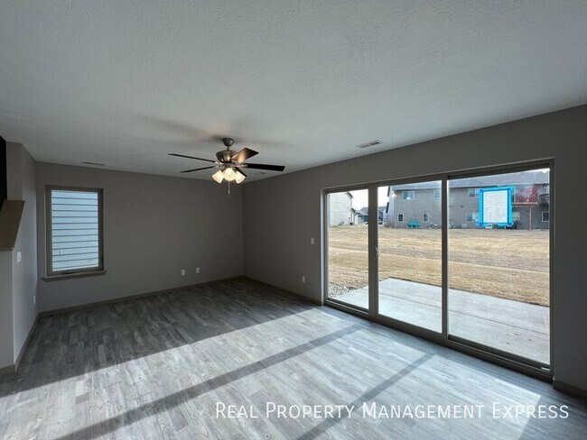 Building Photo - 3 Bed 2.5 Bath Townhome