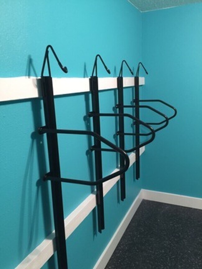 Building Photo - Bottom level 2bed, off street parking, hardwoods, all pets welcome!