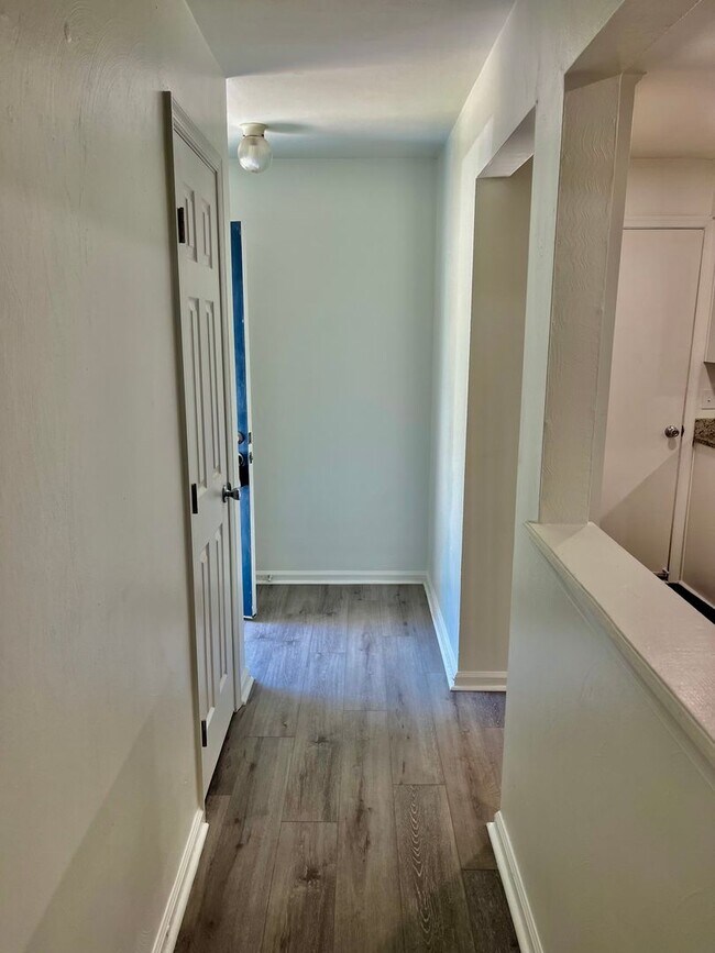 Building Photo - 3BD/2BA Home minutes from Dam Neck/Oceana ...