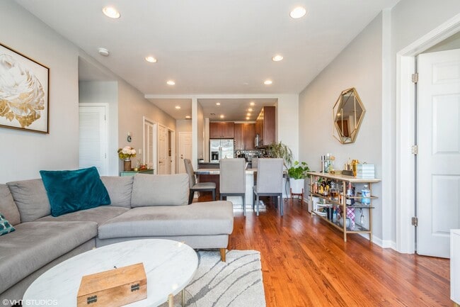 Building Photo - 657 W Fulton St