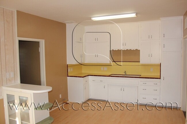 Foto del edificio - Charming 1 Bed/1 Bath Bottom Unit In The H...
