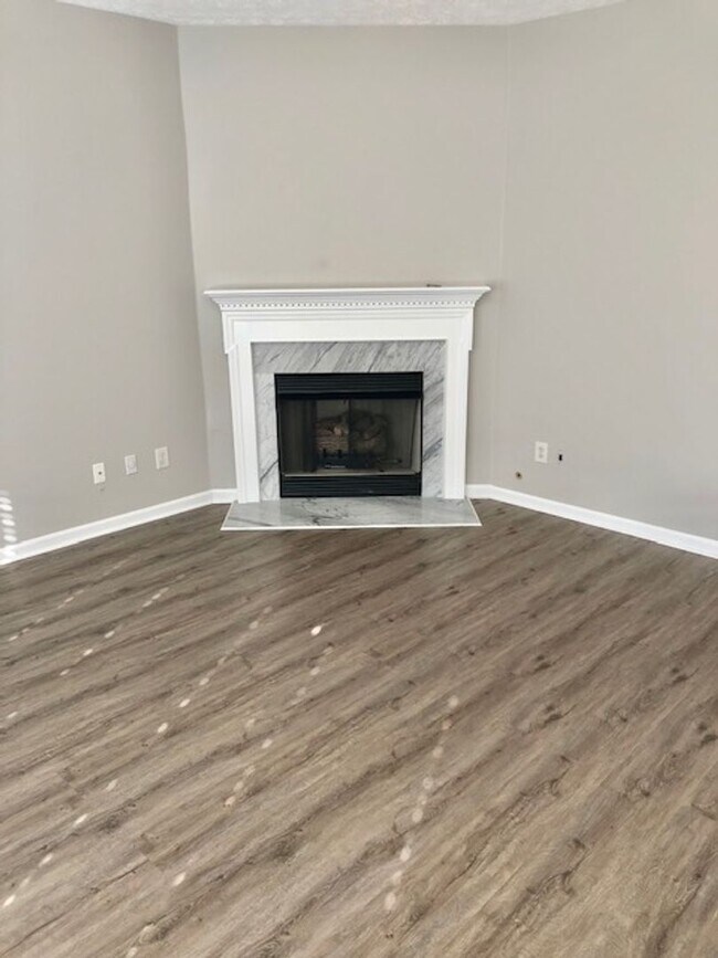 Foto del edificio - 4 bed, 2.5 Bath Home w/ 2 Car Garage in Franklin Green