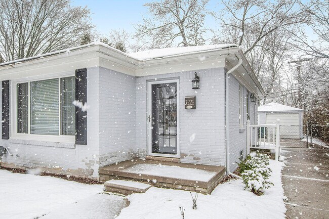 Building Photo - 3221 Shenandoah Dr