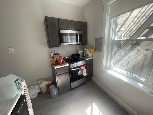 Building Photo - No fee Split 2 bed Stainless Kitchen CORNER unit , Su[er Bright Windows everywhere   HT Inc Stude...