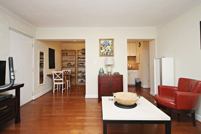 Building Photo - Fully Furnished JPA Condo Near UVA Grounds...