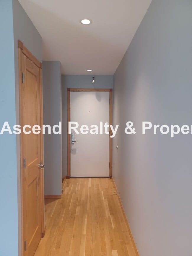 Building Photo - Stunning Views! 2 Level Condo Minutes to Downtown & PSU Incl Water/Sewer/Garbage & Parking