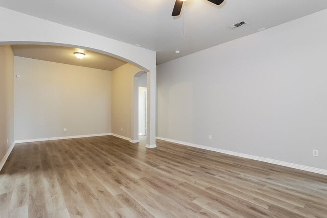 Building Photo - 344 Creekside Way