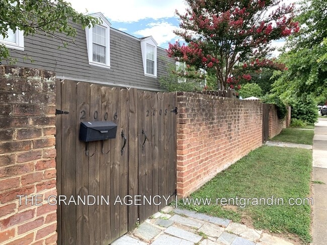 Building Photo - 2008 Sherwood Ave SW