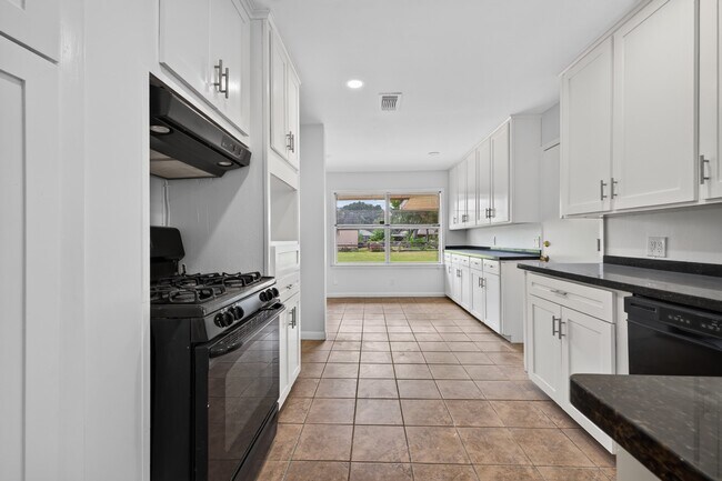 Foto del edificio - 5027 Creekbend Dr