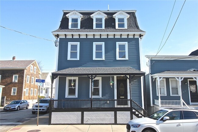 Photo - 668 Thames St House