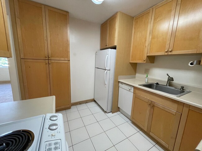 Building Photo - Pearlridge Garden & Towers w/2 assigned st...