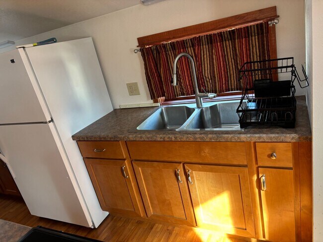 Foto del edificio - Above Garage 1 Bd with W/D in Unit!