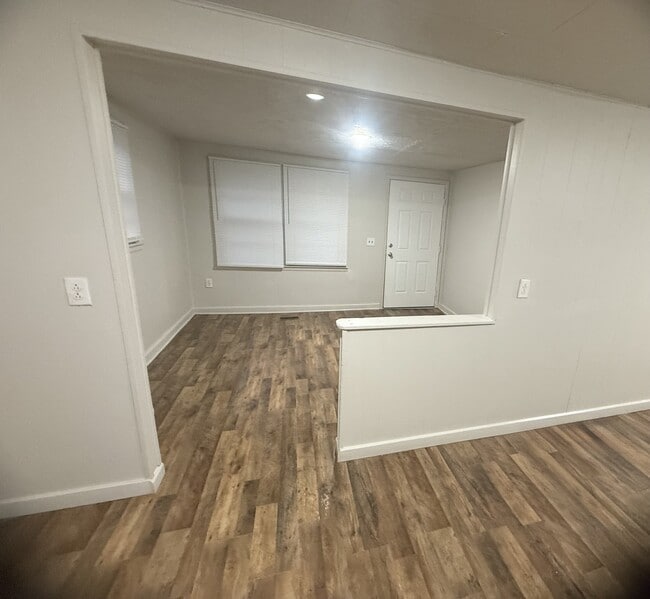 Building Photo - 403 Poplar St