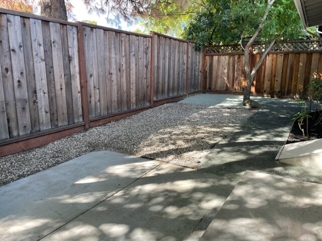 Pet friendly back yard - 53 Kuhl Ct