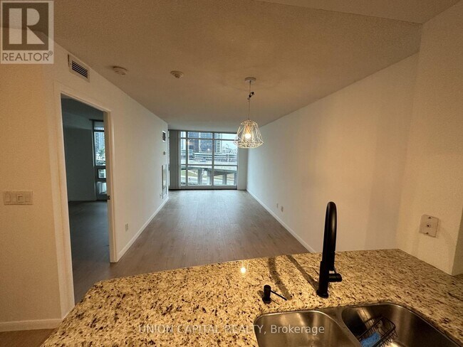 Building Photo - 231 Fort York Blvd