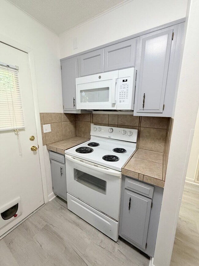 Building Photo - Great Arden Location - 2 Bed, 1.5 Bath Condo - Available Now!