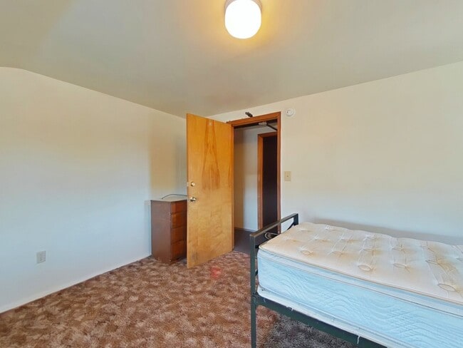 Building Photo - Room ~ Close to Campus ~ All Utilities Paid