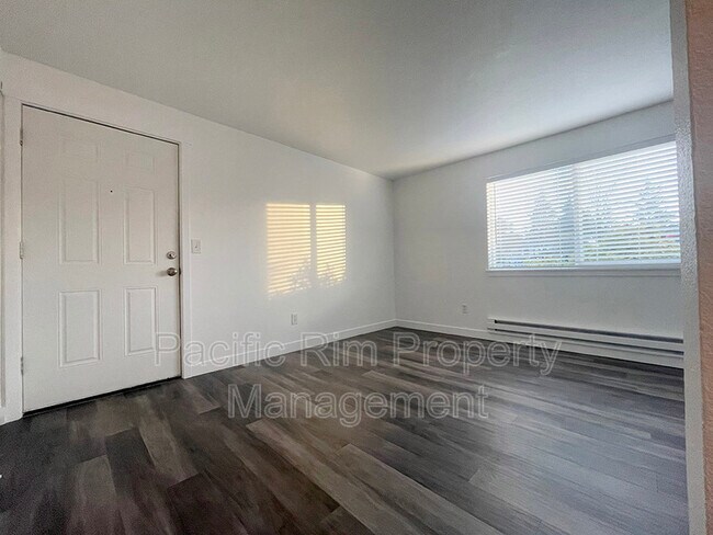 Building Photo - 913 75th St E