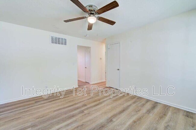 Foto del edificio - 9002 Bayless Rd