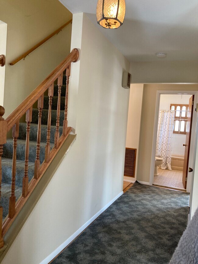 Entry hall. - 14 Marianna Dr