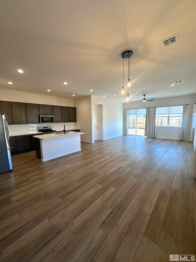 Foto del edificio - 2494 Metolius Dr