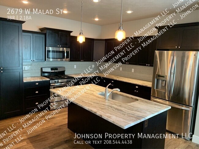 Building Photo - Contemporary Nearly New Townhome Near Down...