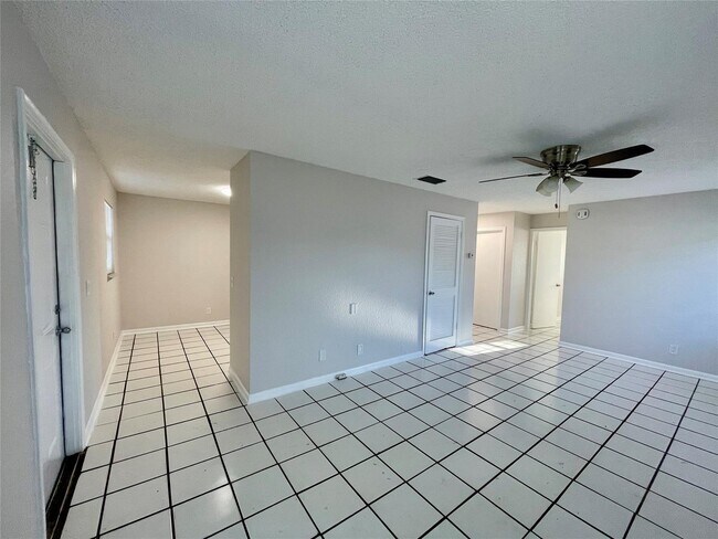Building Photo - 501 W Kalmia Dr