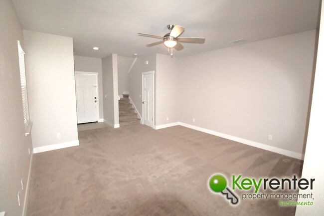 Foto del edificio - Two-Story Home Minutes away from Sac State...
