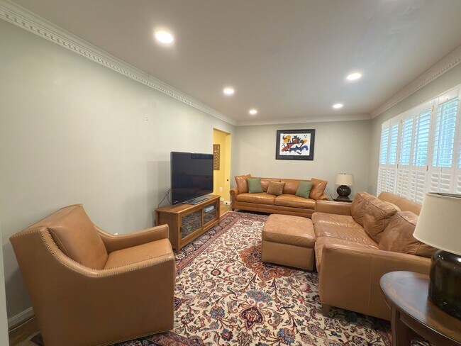 Foto del edificio - Spacious 3-Bedroom, 3.5 Bath Garage Home I...
