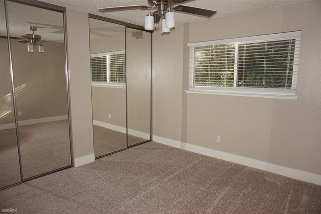 Building Photo - 2 br, 1 bath  - 1025 35th Ave Apt 12 Apt 12
