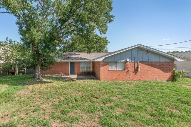 Foto del edificio - AUGUST PRE-LEASE Centrally Located Updated...