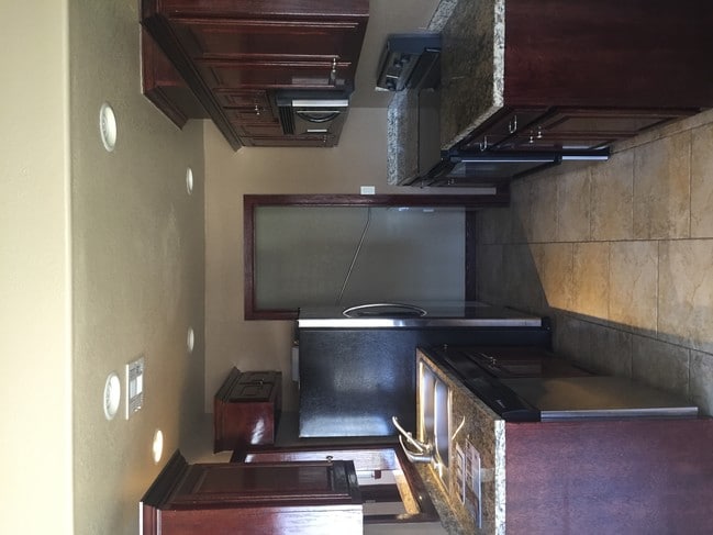 Building Photo - 1708 E Maple Ct