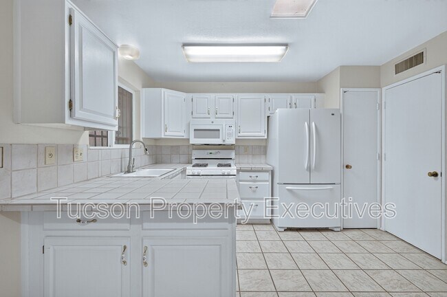 Building Photo - 510 W Cll Lago