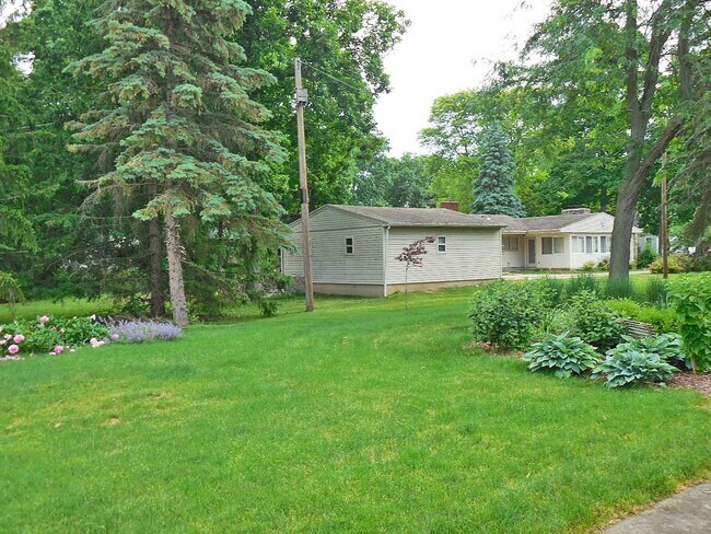 Building Photo - 396 W Bennett St