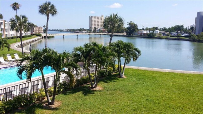 Foto del edificio - 7425 Bay Island Dr S