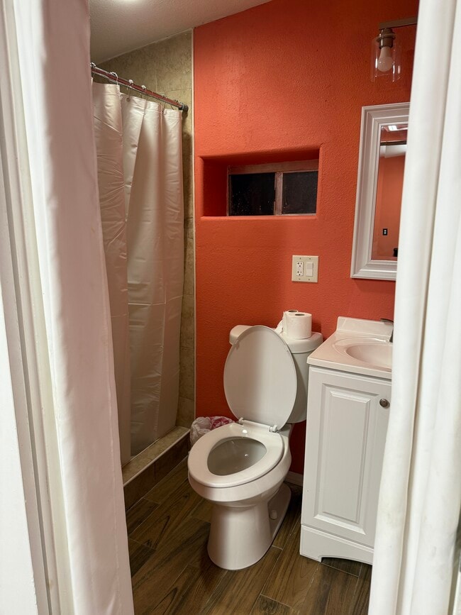 Full bathroom - 27163 White Ranch Rd
