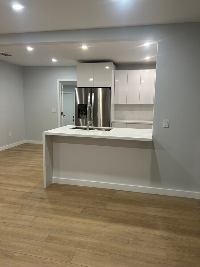 Entrada orientada a la cocina - 6859 SW 37th St