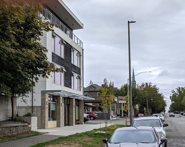 Building Photo - 612 Tacoma Ave S