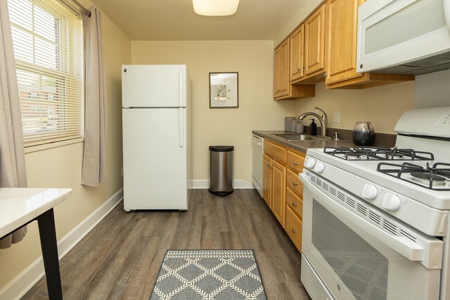 Building Photo - Colony Hill Apartments & Townhomes