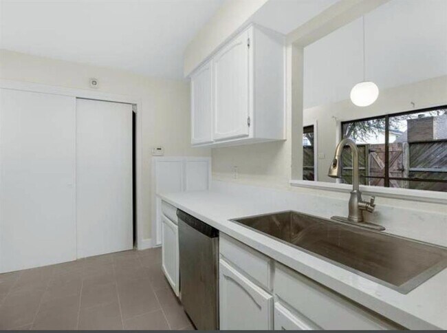 Foto del edificio - 13949 Hollowgreen Dr