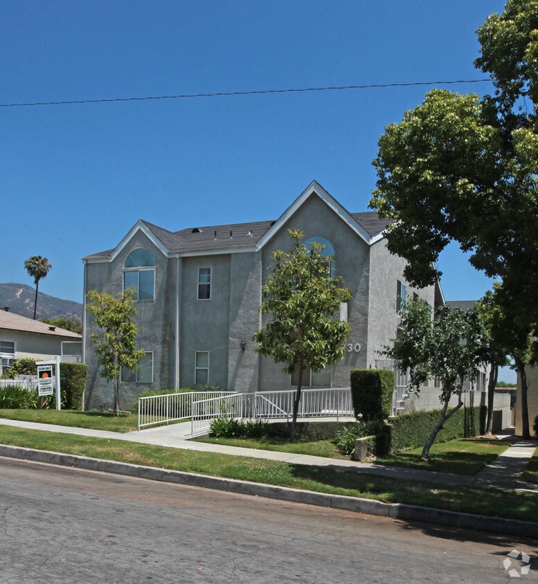 Building Photo - 730 E Cedar Ave