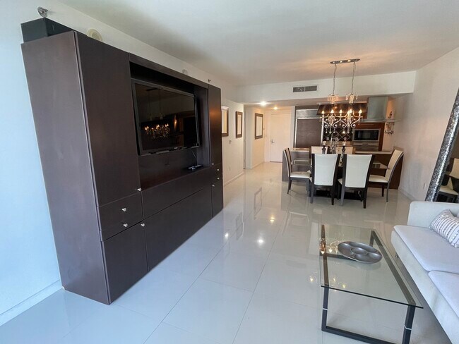 Building Photo - 495 Brickell Ave