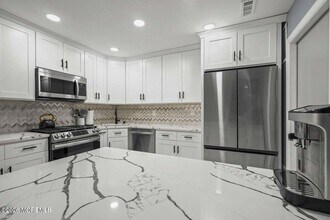 Building Photo - 701 Zlotkin Cir