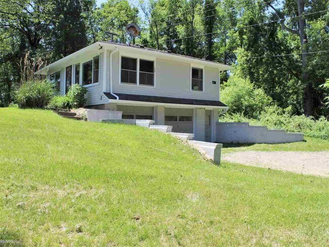 Building Photo - 1556 Rochester Rd