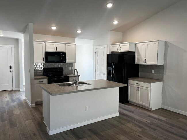 Building Photo - Delano Home: Modern Style Home for Rent in...