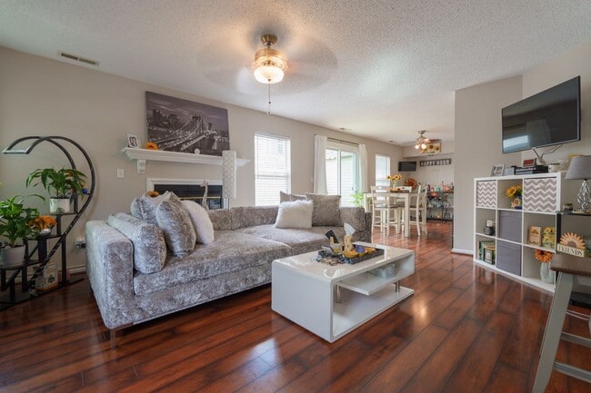 Building Photo - MOVE IN READY 2 Bedroom in the Heart of Vi...