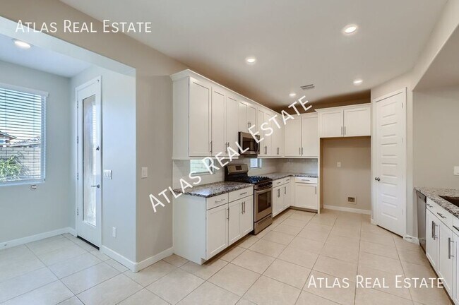 Building Photo - 4 WEEKS FREE RENT IF MOVED IN BY 8/31!   4...