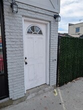 Building Photo - 392 Conklin St